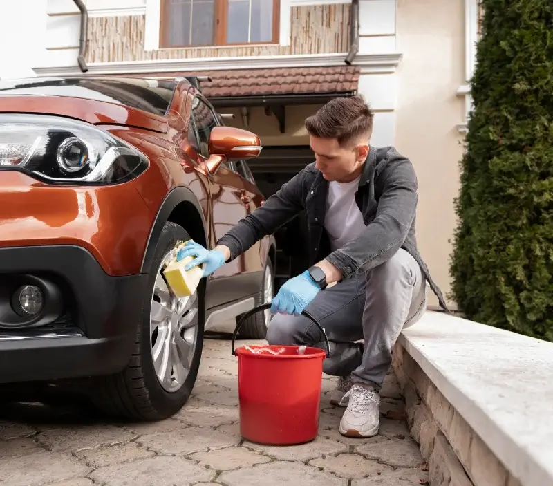Lavage auto à domicile Sallagriffon : professionnel intervenant sur un véhicule